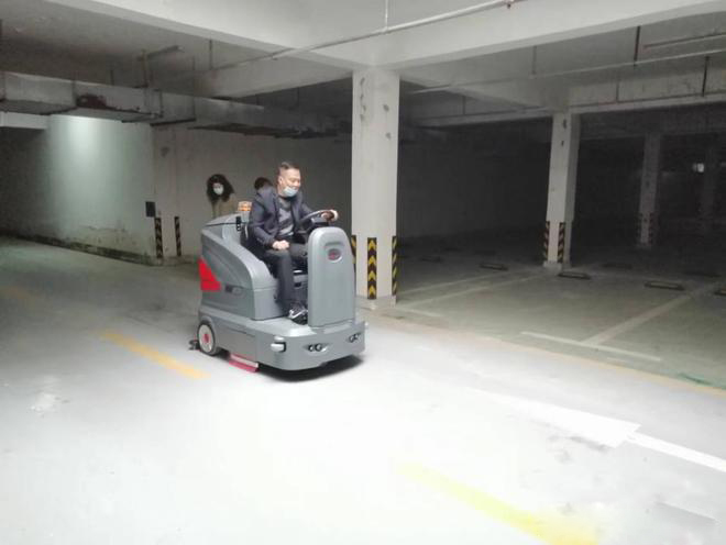 巴音郭楞小区物业保洁不用人力改用驾驶式洗地机了